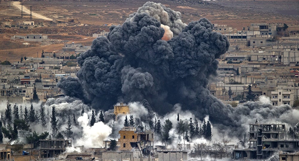 Imagem de uma bomba explodindo em uma vila na síria.